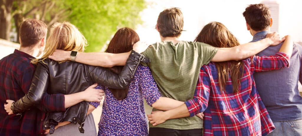 Jugendliche Arm in Arm von hinten
